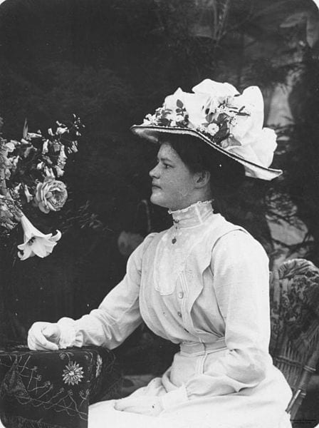 Woman wearing 1900s hat with hatpin